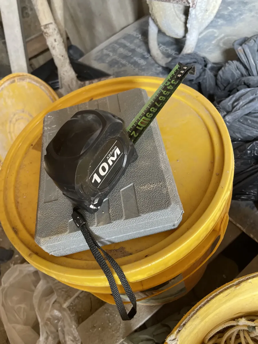 Trena Carbono 10m x 25mm apoiada em balde na obra