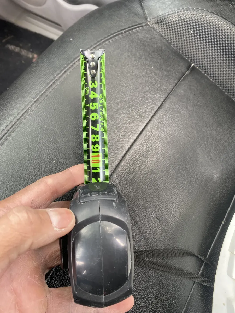 Cliente segurando a Trena Carbono com a fita estendida
