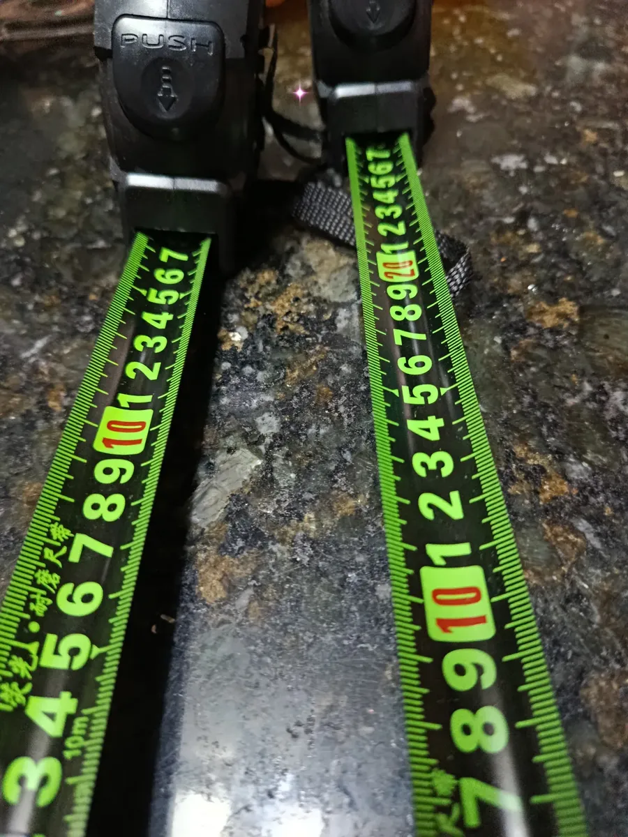 Detalhe da fita com escala verde e do botão PUSH